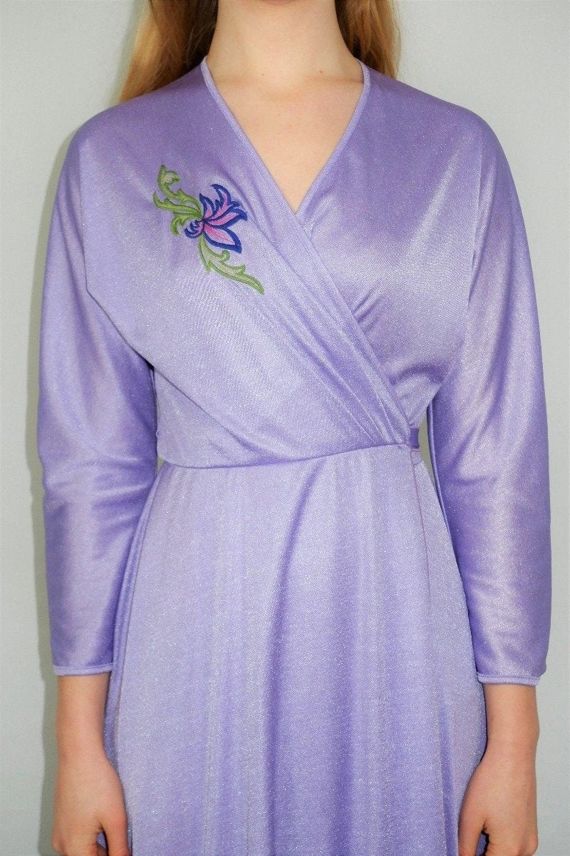 70's Vintage - Metallic Lilac Stretch Fabric Maxi Wrap Dress - Size S/M 5 70's Vintage - Metallic Lilac Stretch Fabric Maxi Wrap Dress - Size S/M - Image 5