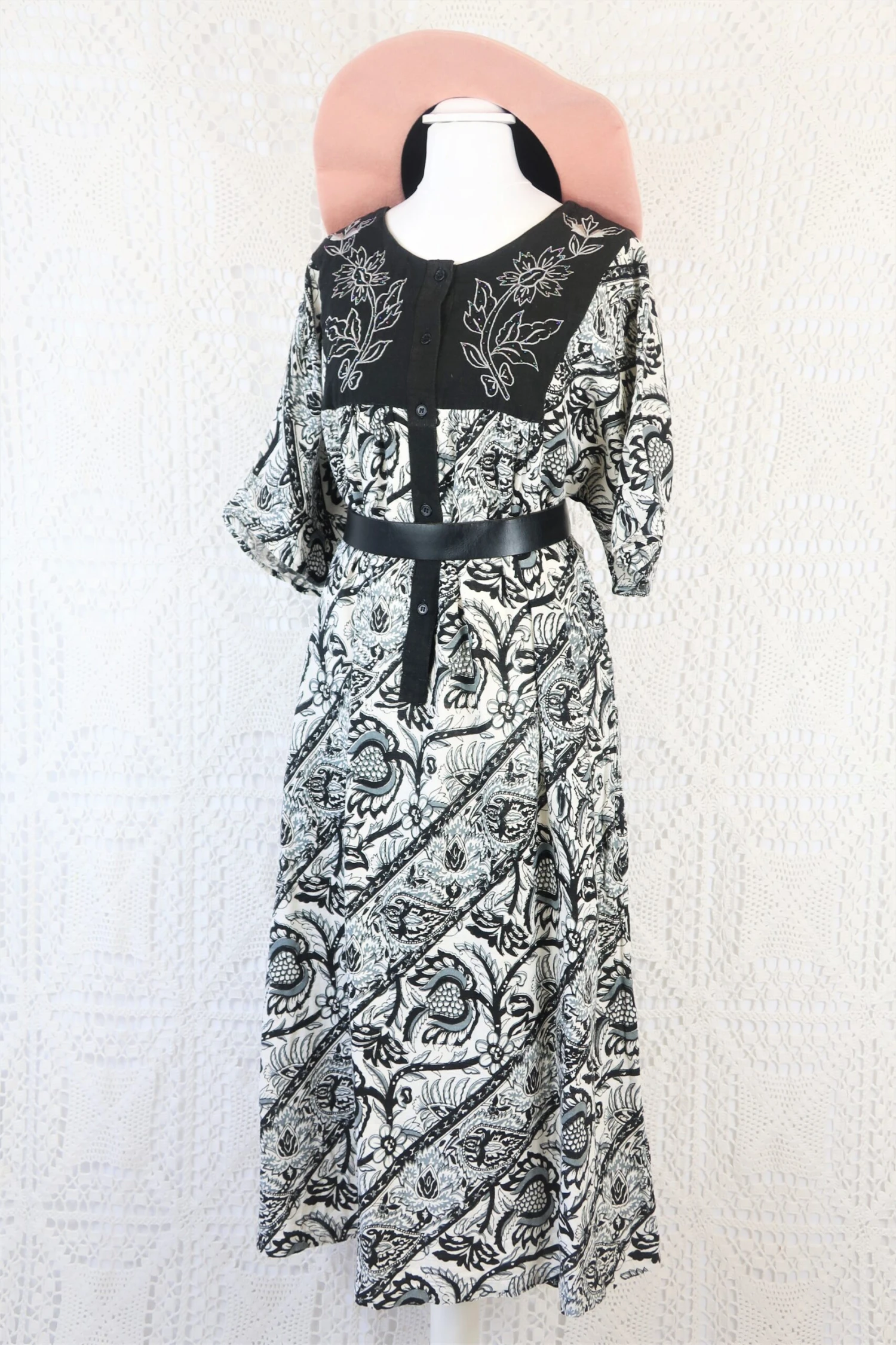 Vintage Indian Cotton Smock Dress - Black & White Embroidered Floral - Free Size S To XXL 2 Vintage Indian Cotton Smock Dress - Black & White Embroidered Floral - Free Size S To XXL - Image 2