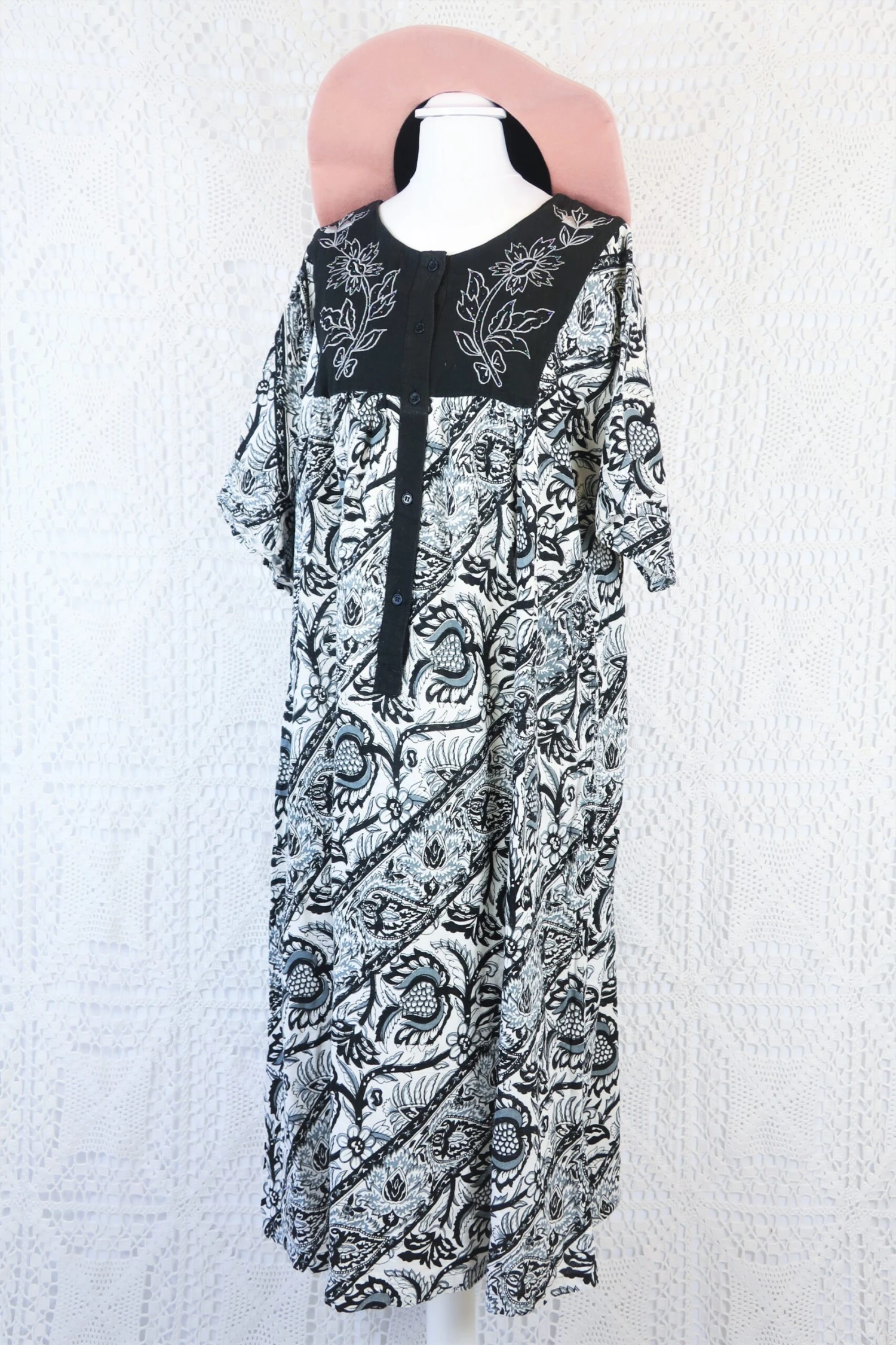 Vintage Indian Cotton Smock Dress - Black & White Embroidered Floral - Free Size S To XXL 1 Vintage Indian Cotton Smock Dress - Black & White Embroidered Floral - Free Size S To XXL