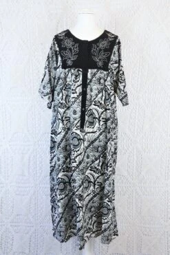 Vintage Indian Cotton Smock Dress - Black & White Embroidered Floral - Free Size S To XXL 14 Vintage Indian Cotton Smock Dress - Black & White Embroidered Floral - Free Size S To XXL -KIKIS Clothing Shop IMG 0927
