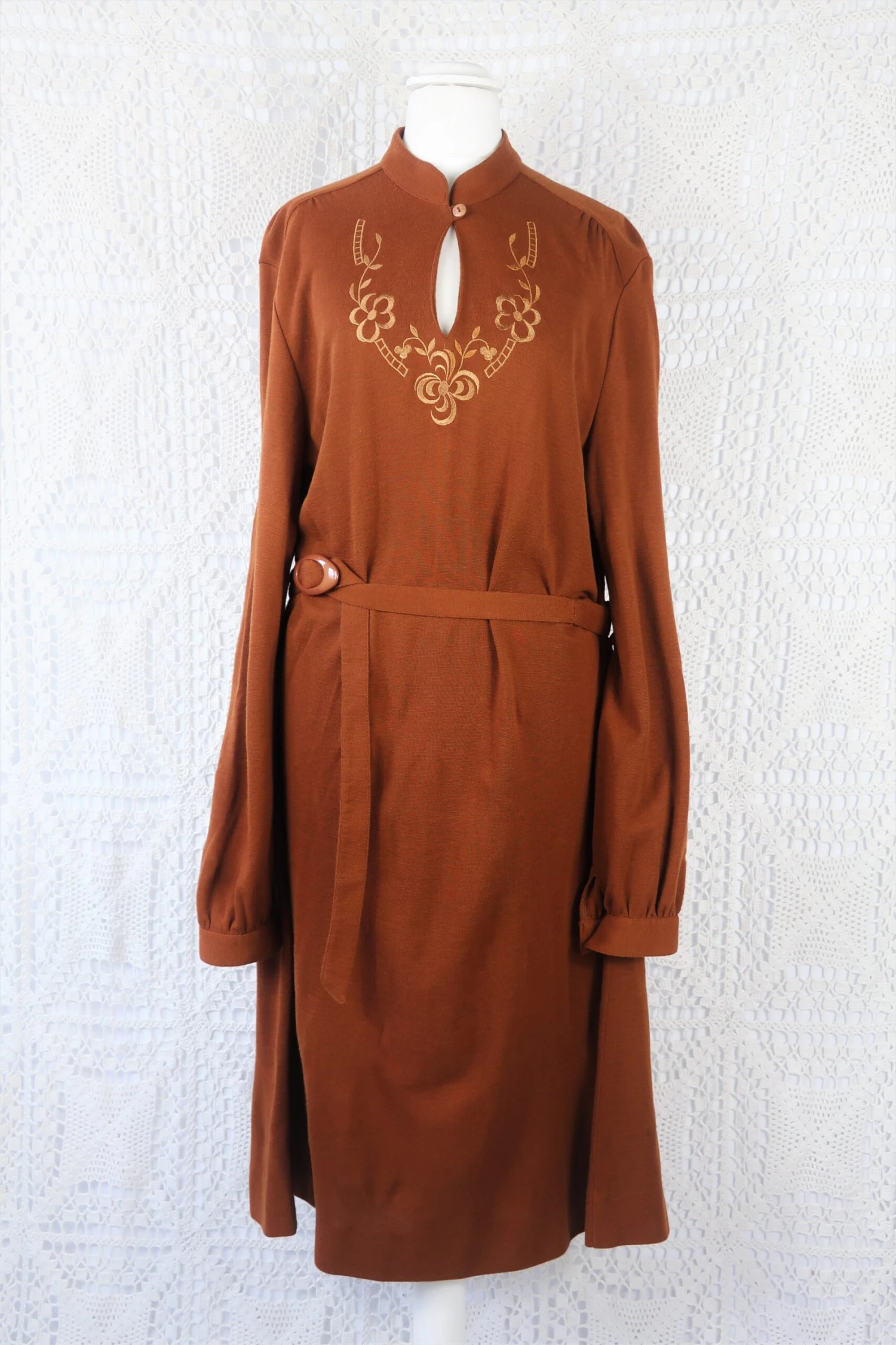 70's Vintage Dress - Gingerbread Brown W/ Keyhole Embroidered Neckline - Size M 4 70's Vintage Dress - Gingerbread Brown W/ Keyhole Embroidered Neckline - Size M - Image 4