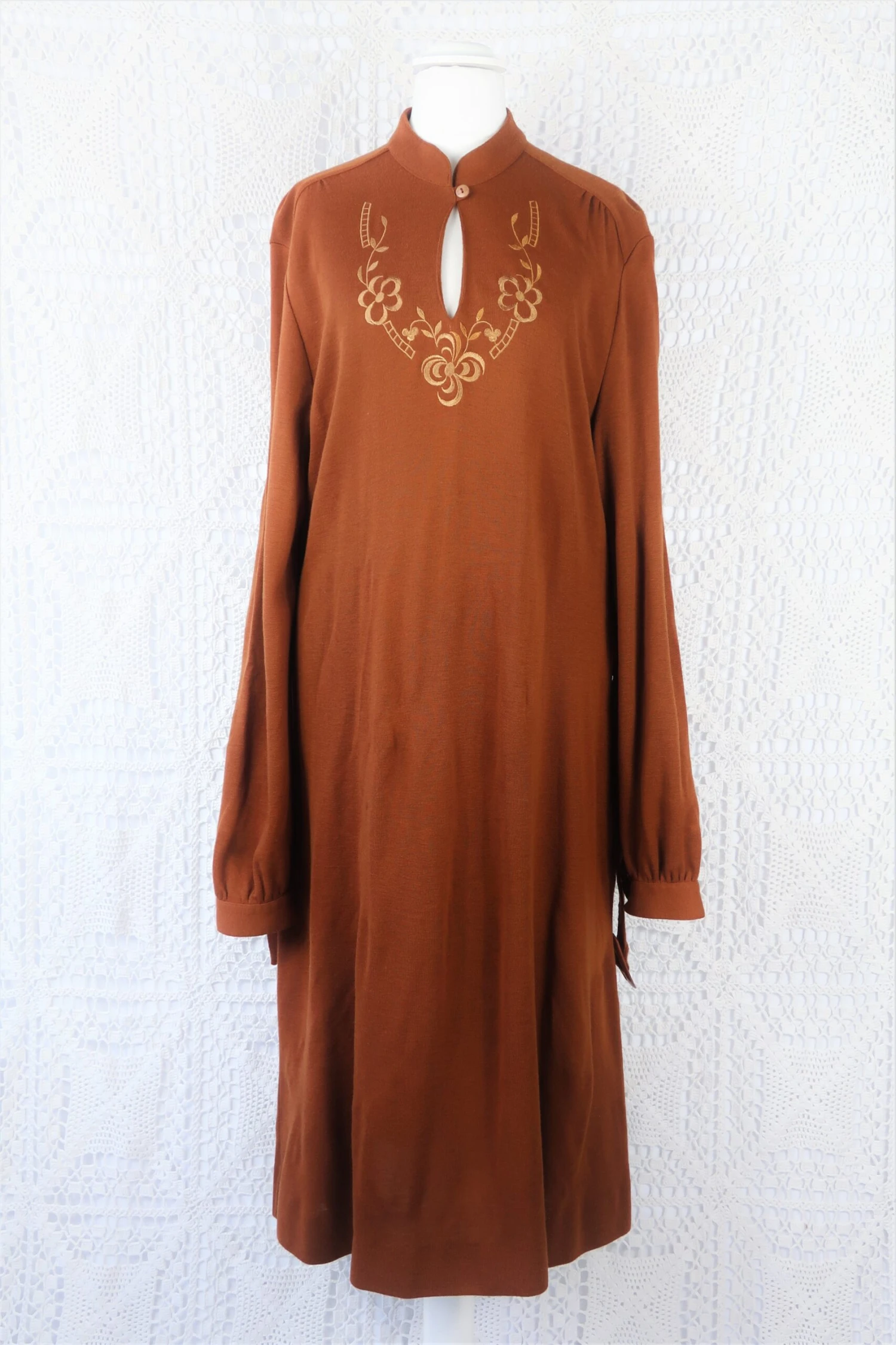 70's Vintage Dress - Gingerbread Brown W/ Keyhole Embroidered Neckline - Size M 7 70's Vintage Dress - Gingerbread Brown W/ Keyhole Embroidered Neckline - Size M - Image 7